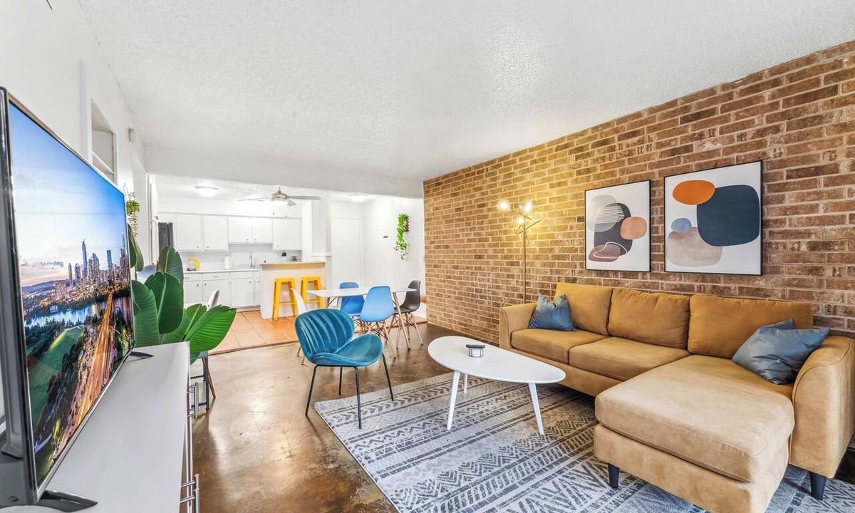 Bouldin Apartment | Prime SoCo chic 2BR king suite w/pool, parking