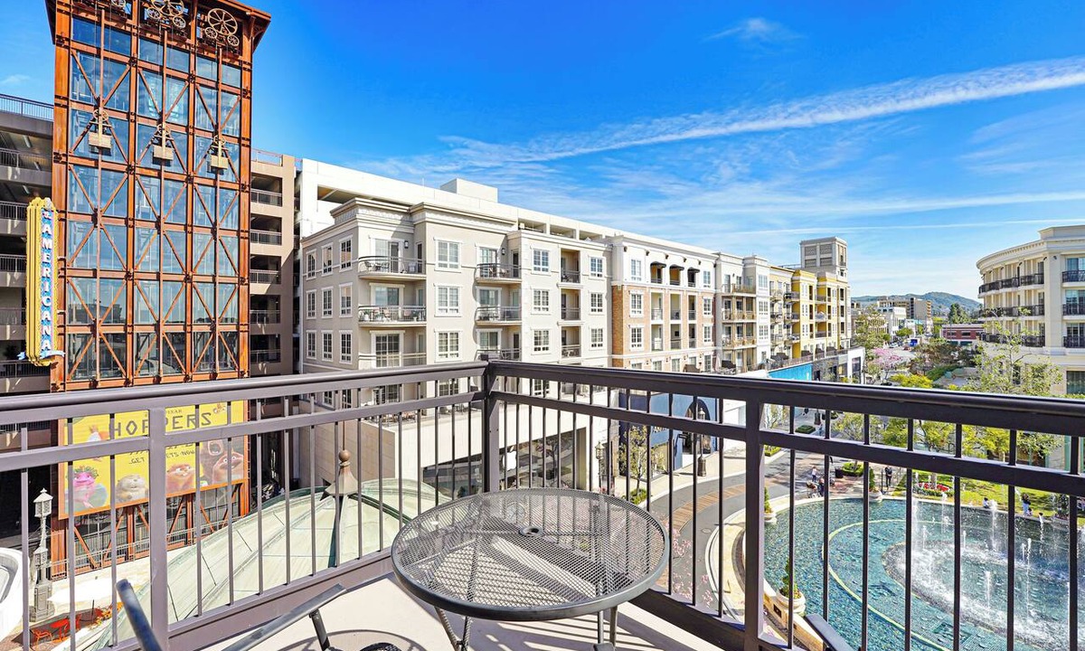Downtown Apartment | PRIME, spacious Top Corner with spanning campus-fountain view @ the Americana!