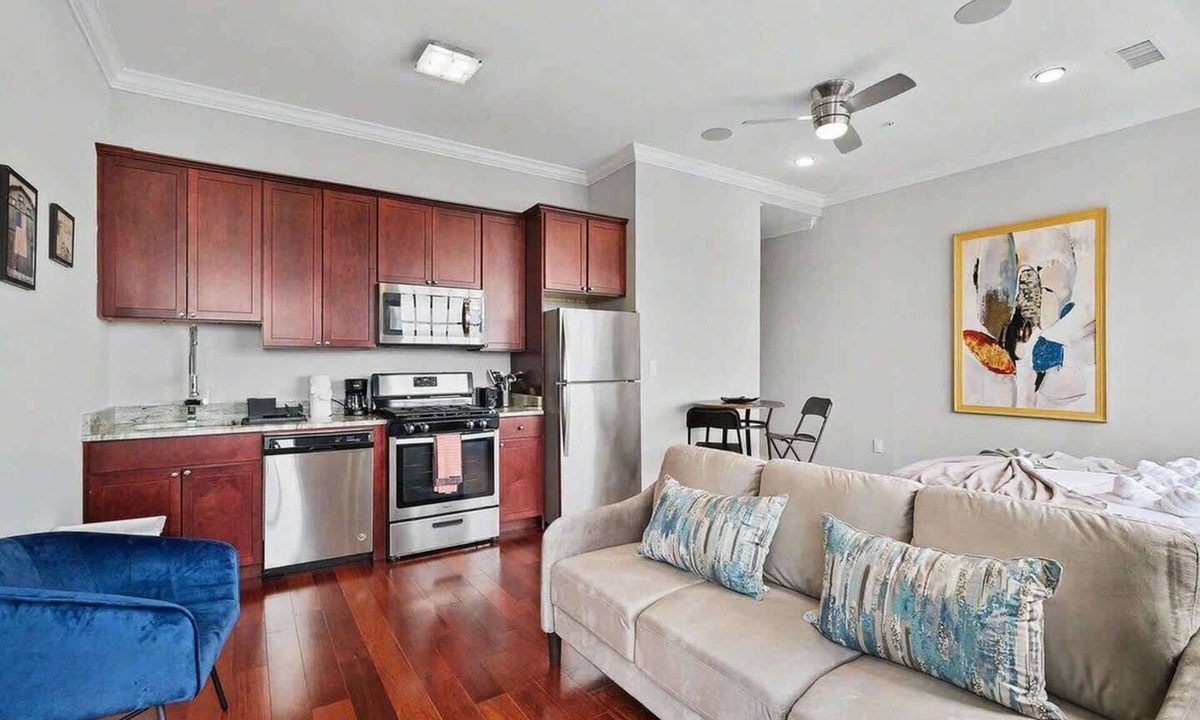 Olde Kensington Apartment | Prime Studio at The Piazza | NoLibs | Sleeps 2