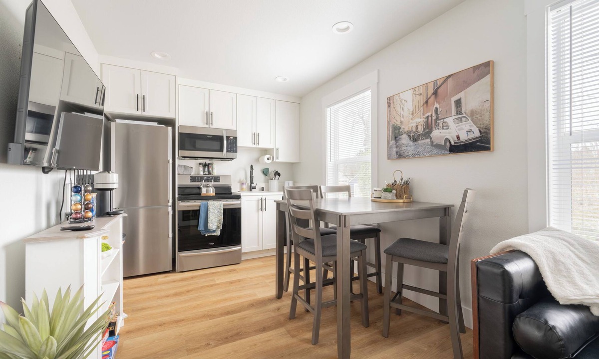 Hough House | Prime Vancouver Gem Modern 2- bedroom Retreat
