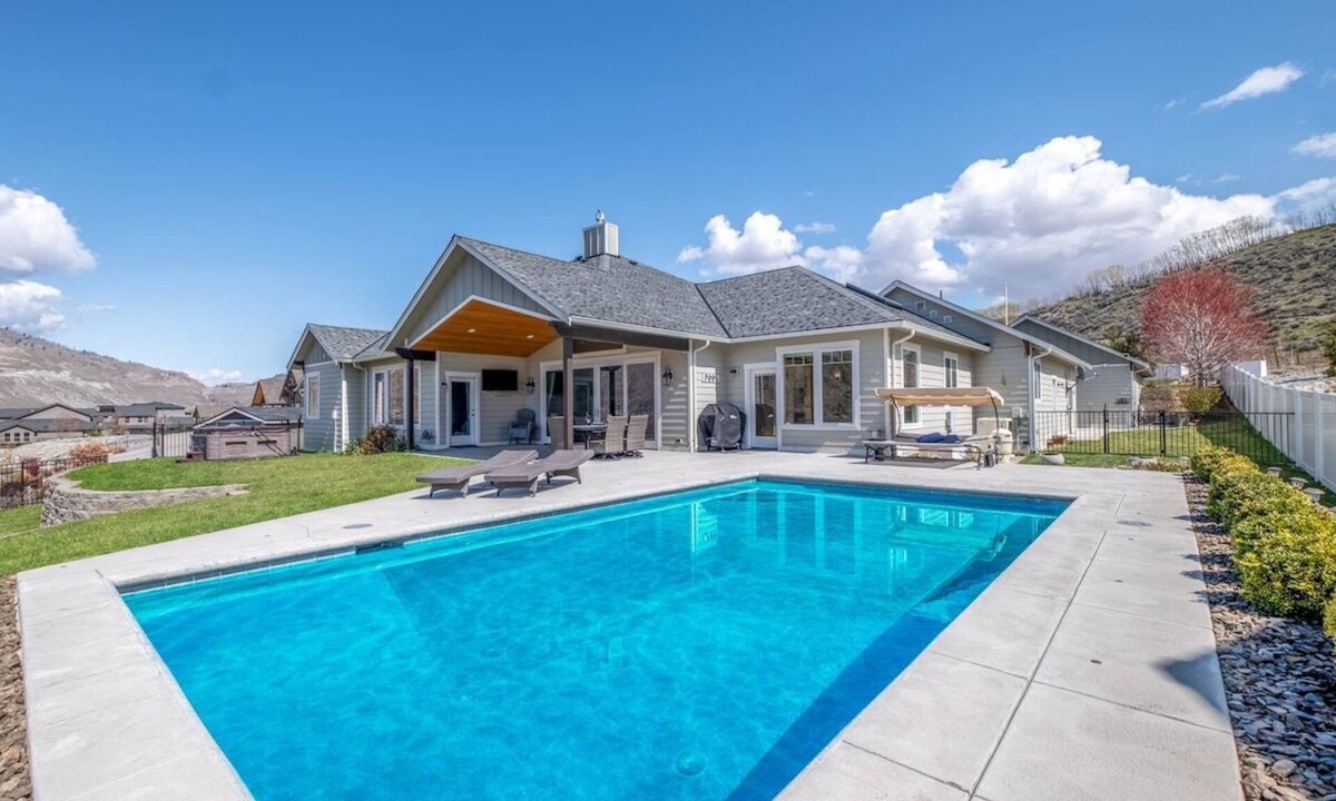Orondo House | Prime views, private pool & spa, quiet, family/foodie paradise mins from Chelan