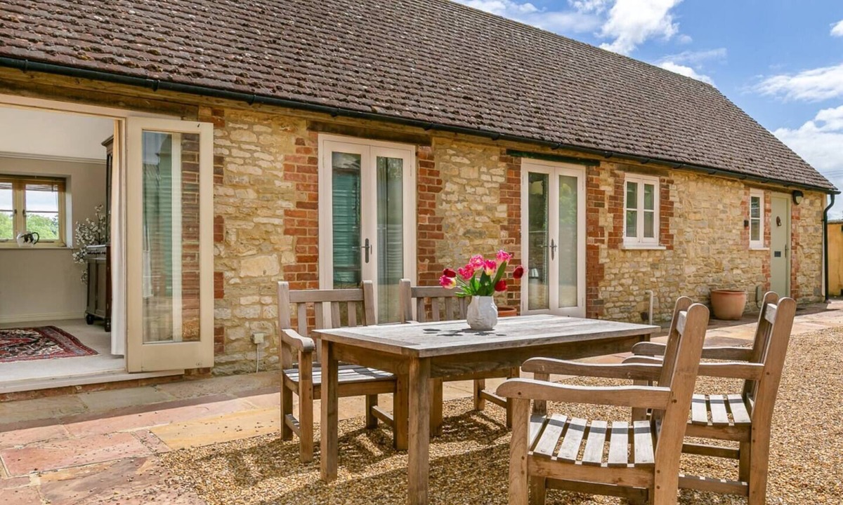 Gawcott House | Priory Courtyard - 3 Bedroom Escape