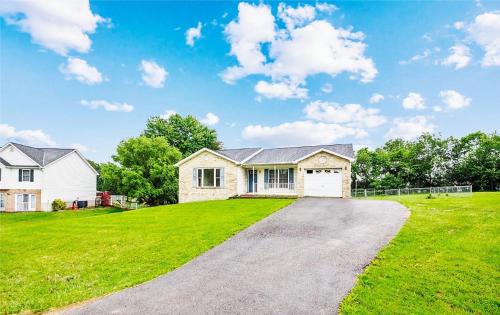 Martinsburg House | Pristine 3BR & 2bath Ranch style Near I-81 Hospitals & Downtown Martinsburg