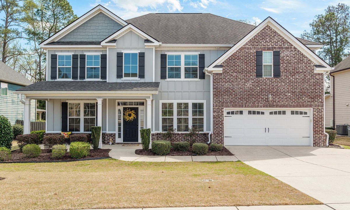 Augusta House | Pristine 5-bedroom, 4-bathroom home in Augusta, GA—perfect for your entire Masters party. Enjoy plenty of room to relax with a convenient drive to Augusta National, making it easy to get to the course each day. Close to River Island and Westlake.