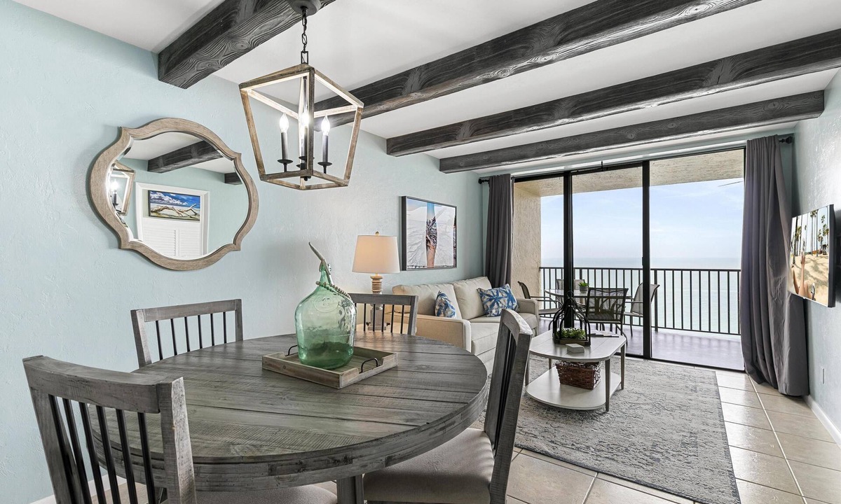 Marco Island Condo | Pristine Cozy Beachfront Penthouse Condo: Full Reno SW1702-best location