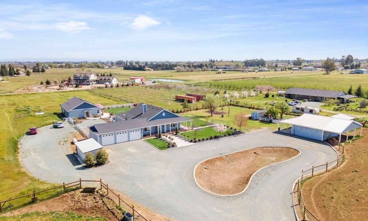 Acampo House | Pristine Farmhouse in the Heart of Lodi Wine Country