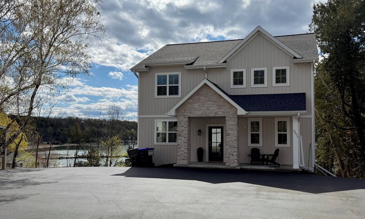 Egg Harbor House | Pristine New Build in the Heart of Egg Harbor 5 BR, 5.5 BA Sleeps 12.