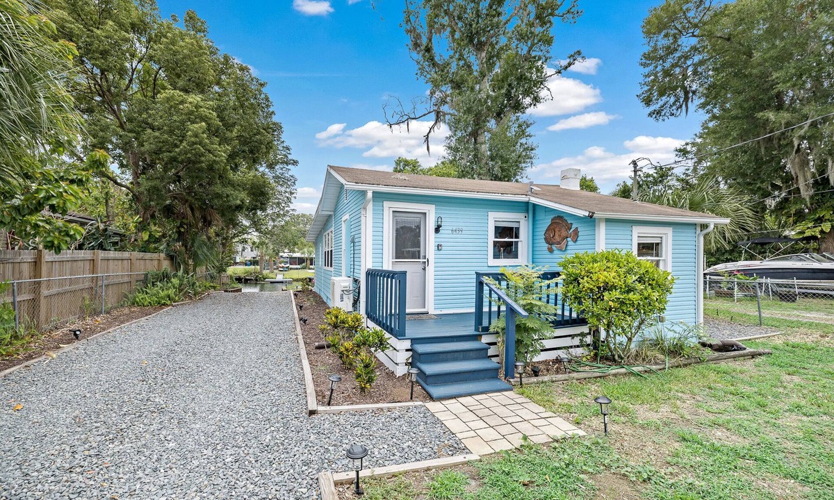 Weeki Wachee Gardens House | Pristine Waterfront Cottage - Home Away From Home!