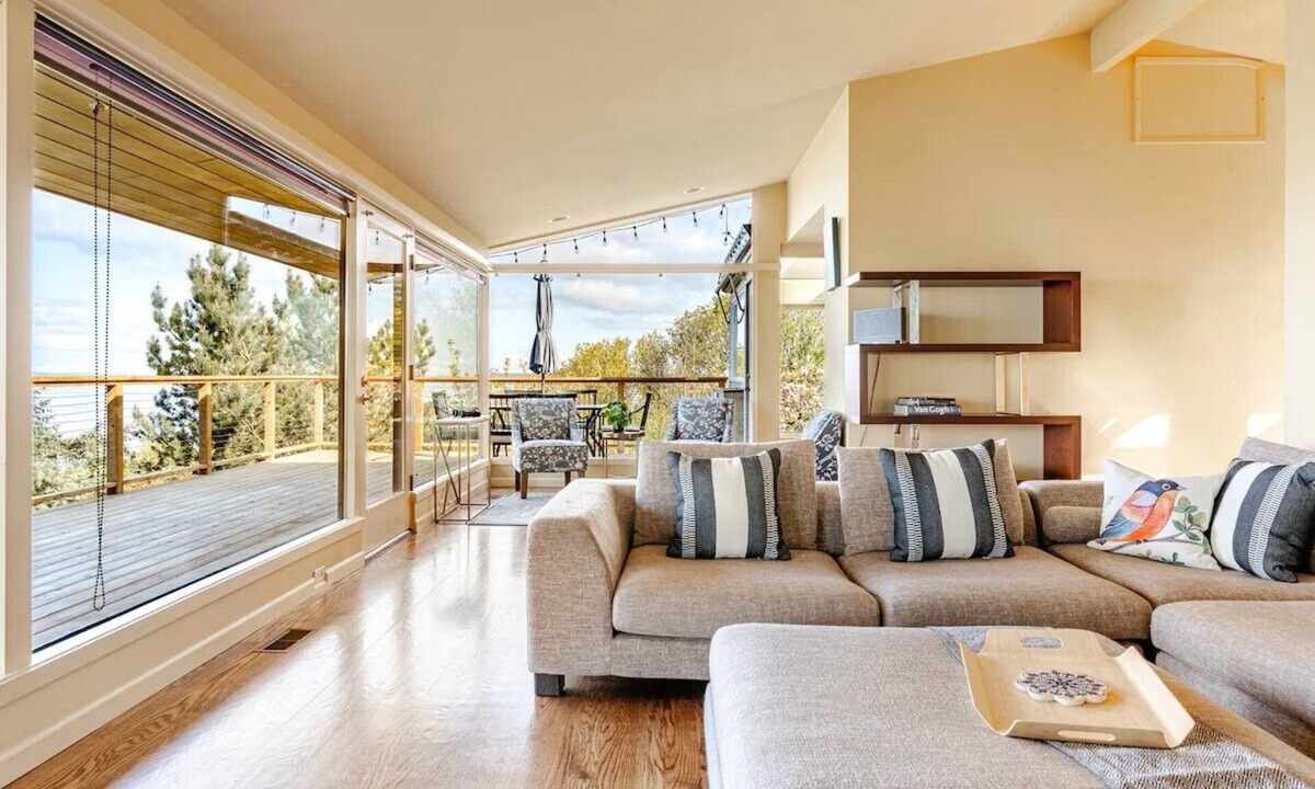 North Admiral House | Pritchard's Perch - private 2.5 acre in-city property, views from every room!