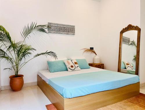 Tapovan House | Prithvi Hotel - Aesthetic Room in upper tapovan with TV, AC and free airport pickup for 7 or more nights bookings