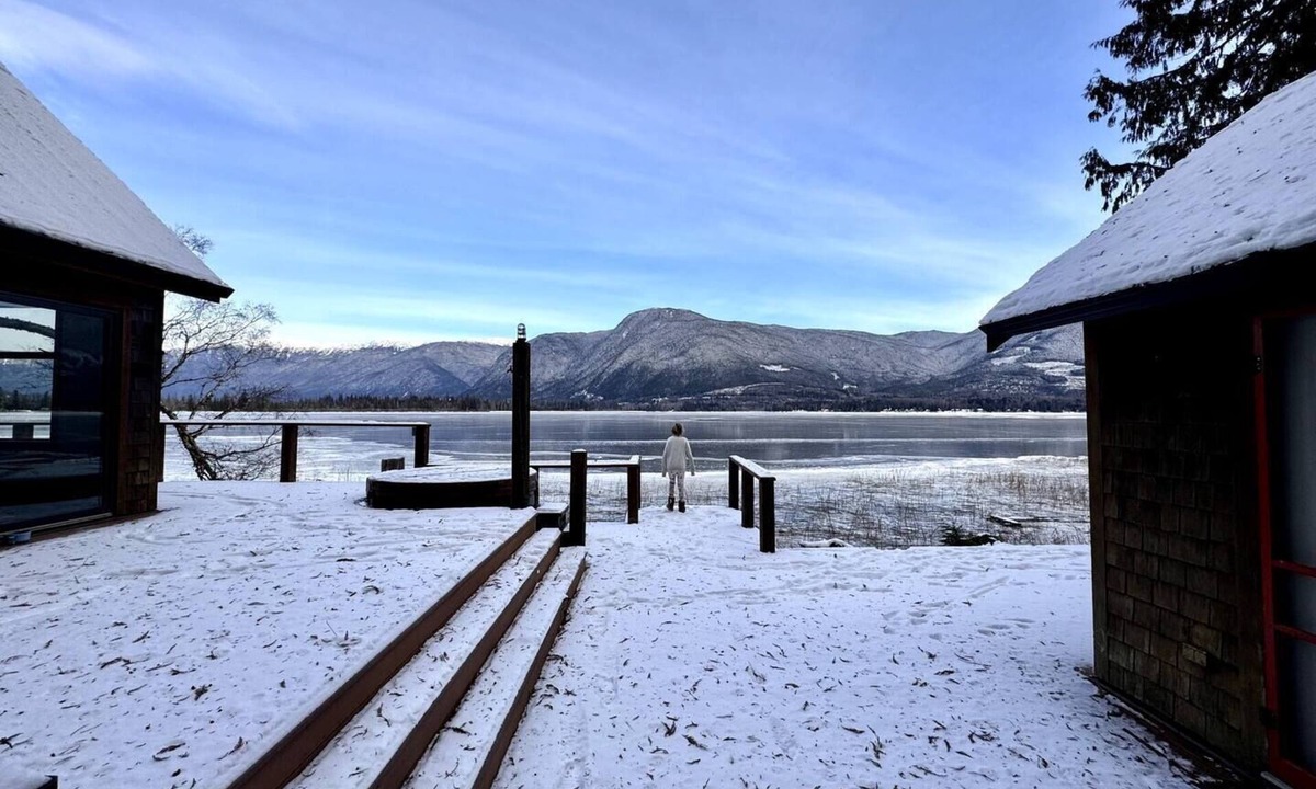 Lakelse Cabin | Privacy & absolute lakefront with Hot-Tub & Outdoor Sauna - relax & recharge!