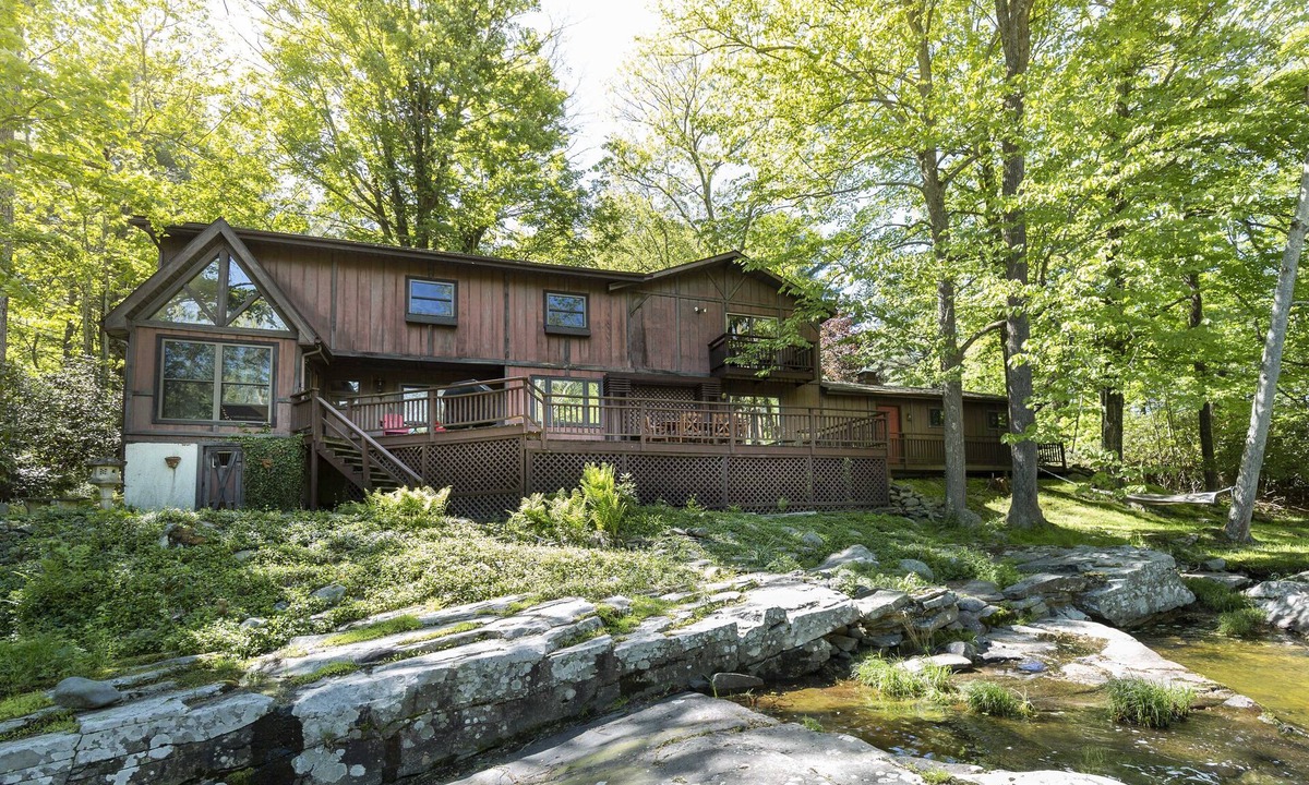 Cresco House | Private 10-Acre Creekside Cabin—80-Ft Deck, Fire Pit, Wildlife & Cozy Spaces!