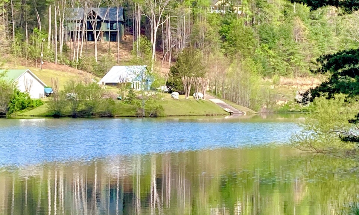Saluda House | Private 1940s Barn Stay Cozy Private Lake Firepit Near Saluda
