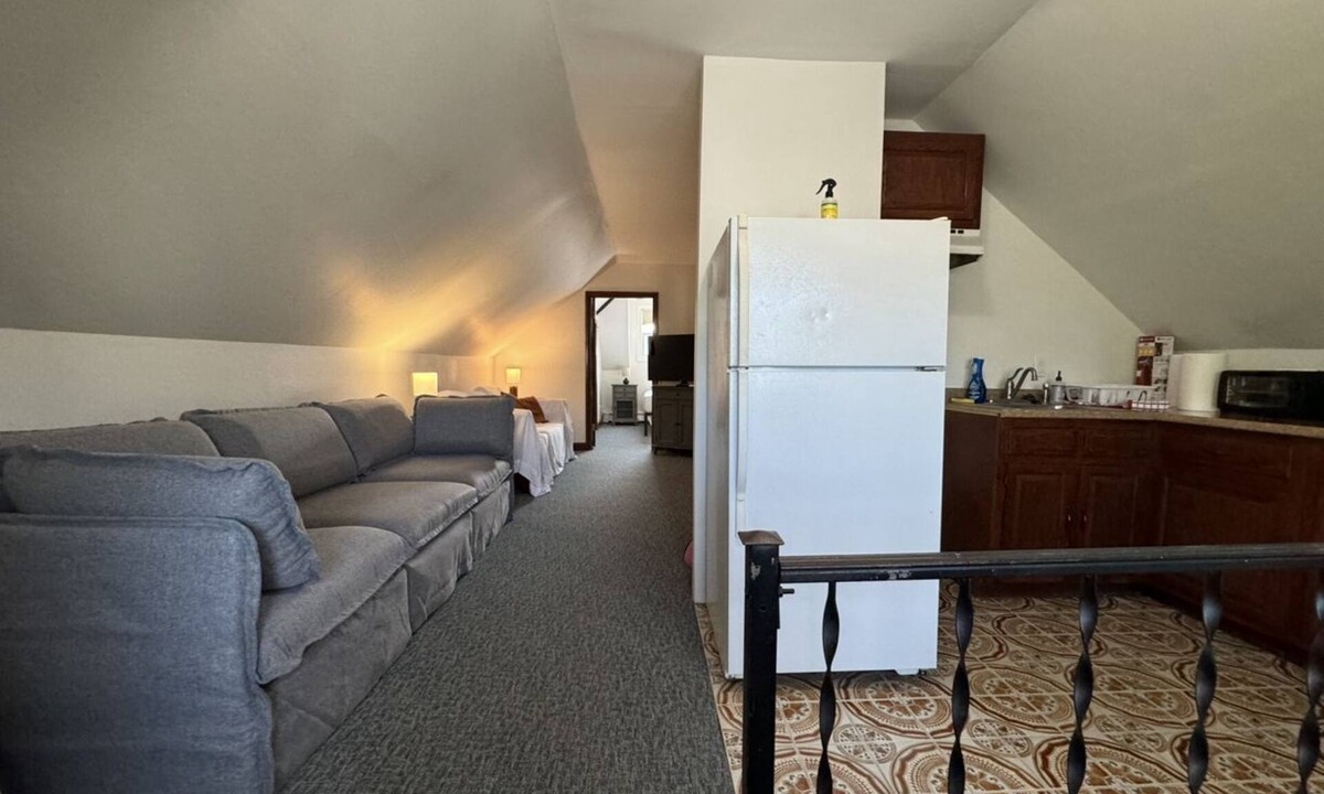 Winthrop Apartment | Private 1BR Top-Floor Apartment Free Parking Logan Airport Boston & Beaches