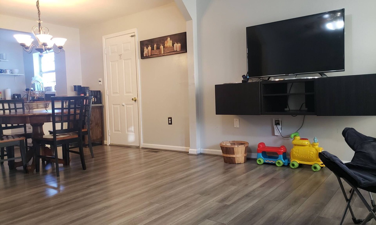 Linthicum Heights Apartment | Private 2 Bedroom Duplex near I95, BWI, John Hopkins