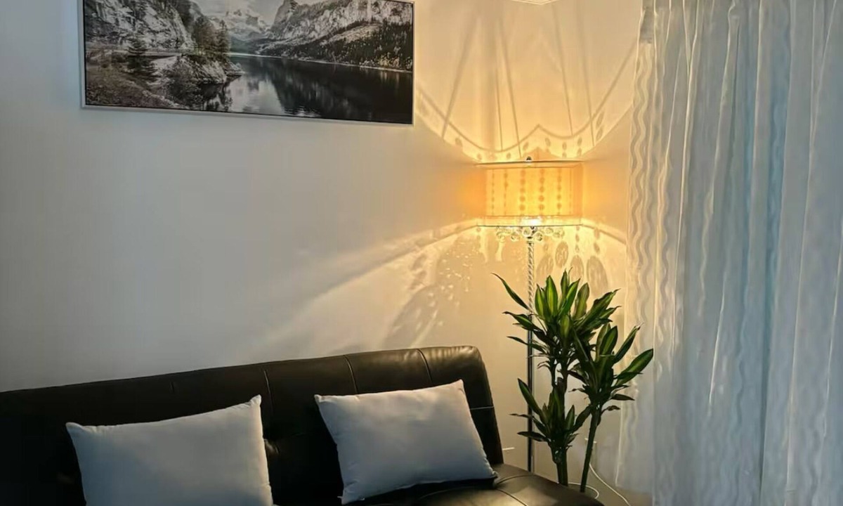 Kensington-Cedar Cottage House | Private 2 bedroom suite