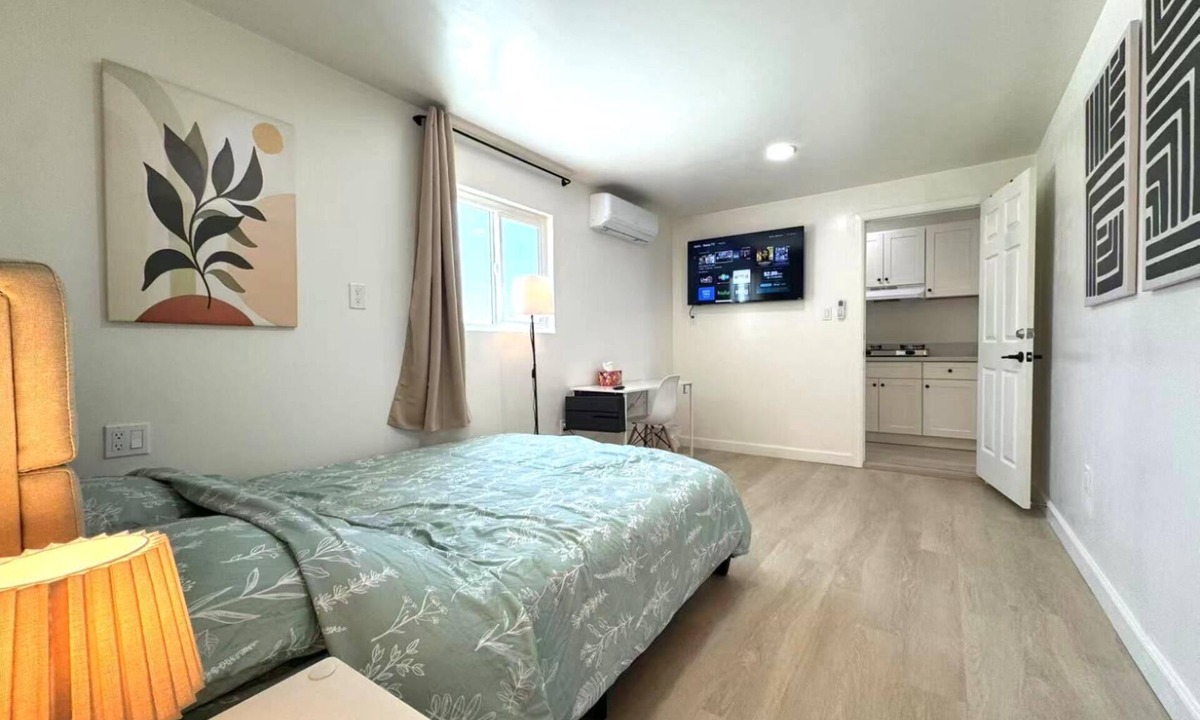 Bassett House | Private 2BR+2BA w/kitchen,Everything is for exclusive use, WiFi, AC, Smart TV.