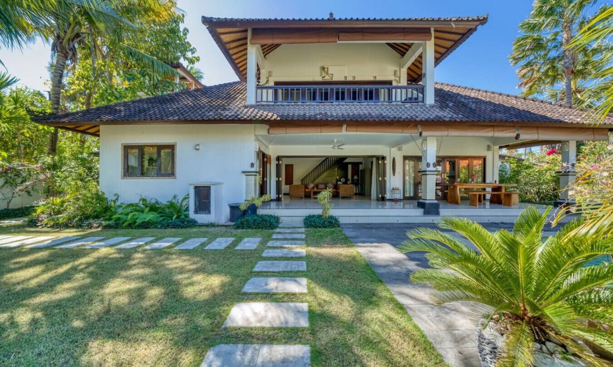 Abang House | Private 2BR Villa w/Pool & Gym Near Amed Beach