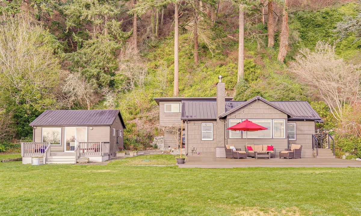 Freeland House | Private 3-Acre Beach! Family Retreat in Freeland