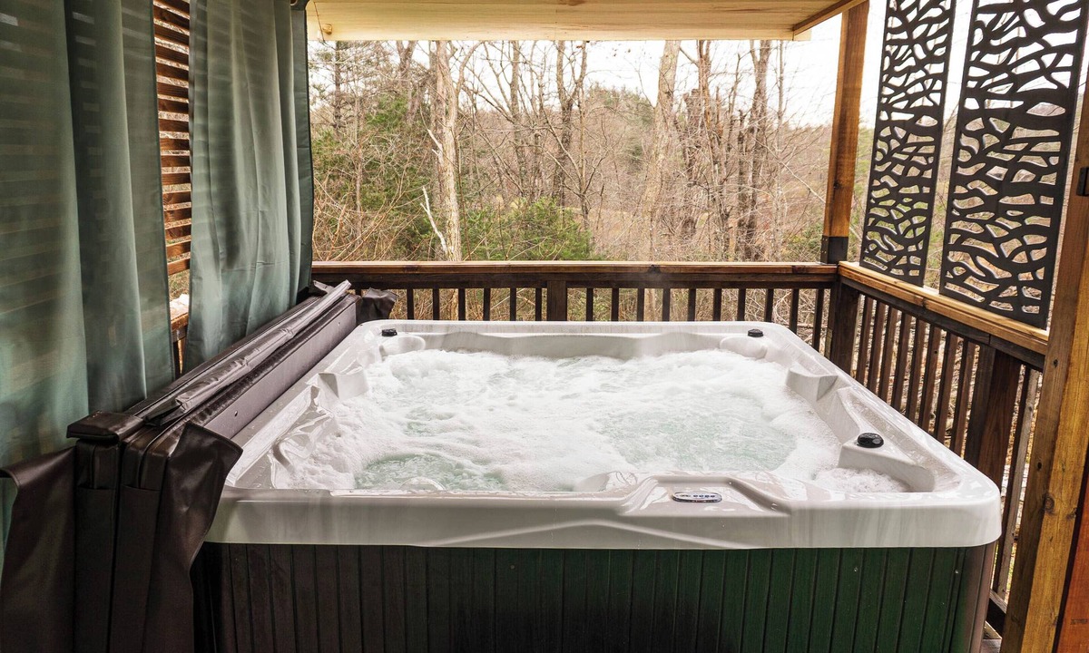 Spruce Pine Cabin | Private 3 Bed Lodge, Hot Tub, 1 mile from Blue Ridge Highway, Giant Jenga