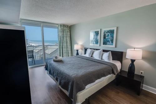 Crescent Beach House | Private 3-Bedroom Seaside Resort with Views, Pools