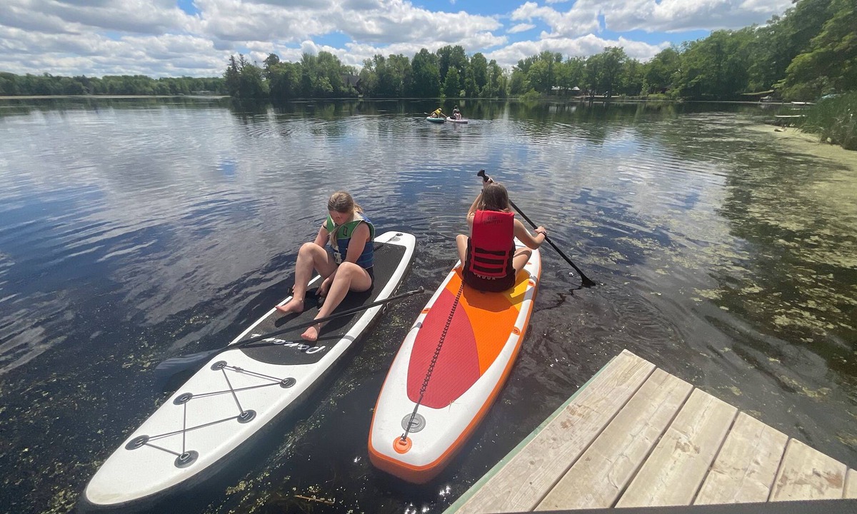 Amery Cabin | Private 3bdr cabin on Apple River kayaks, SUPS, & Sauna. Pet friendly!