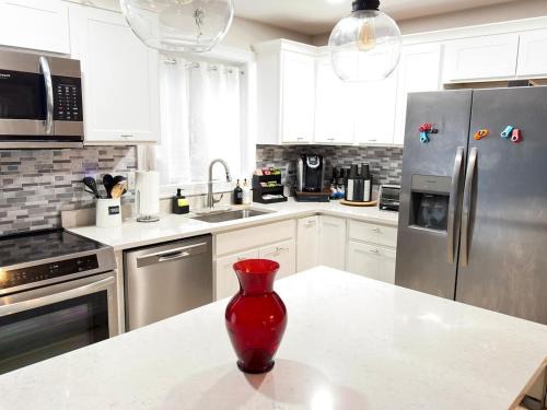 Templeton House | Private 3br & basement 3bth near Trail golf & Lake