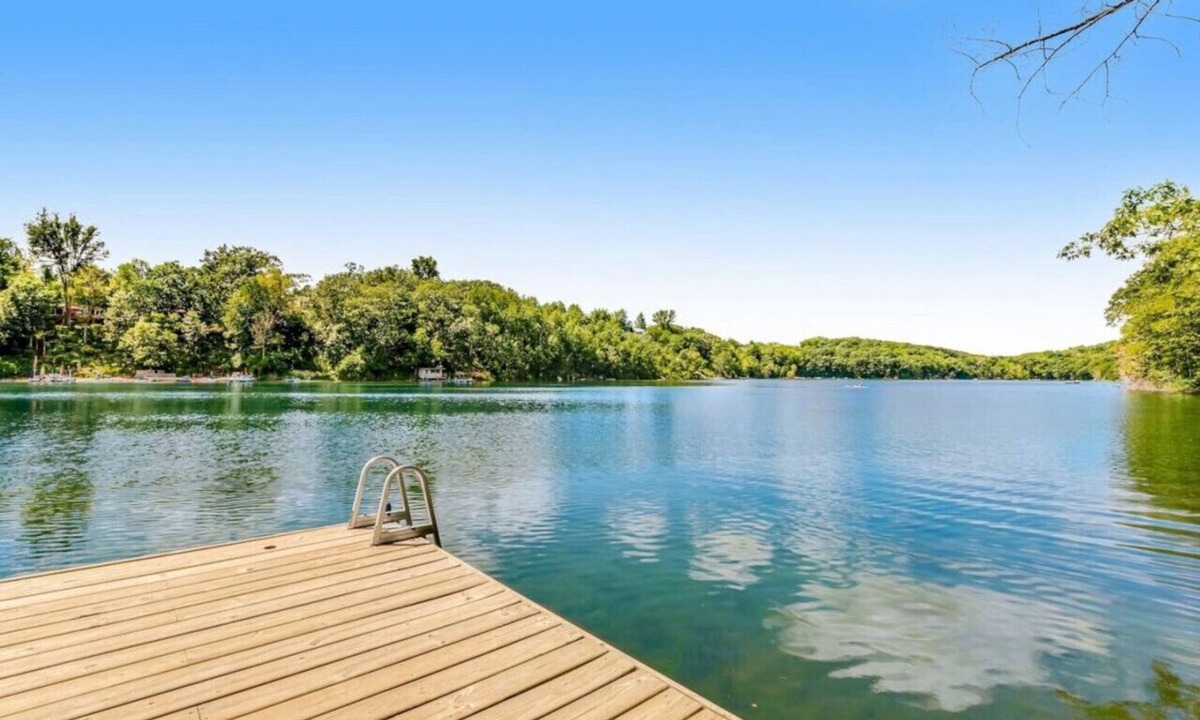 Oxford House | Private 3BR Lakefront | Firepit + Kayaks | Near WI Dells