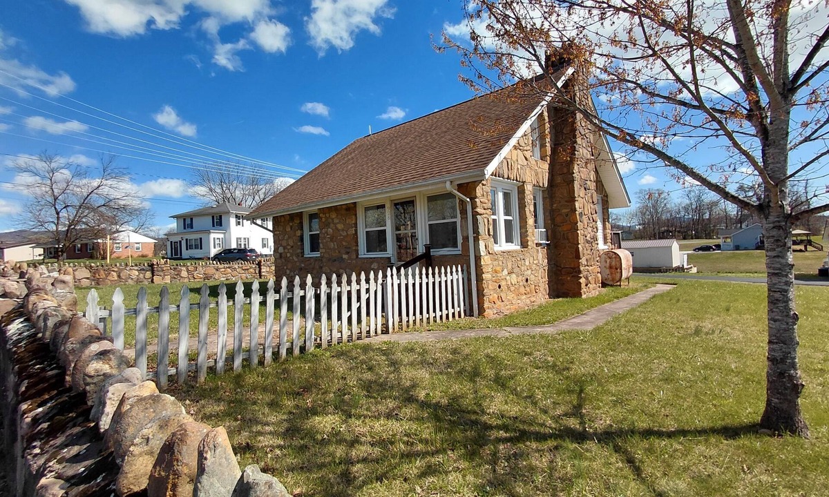Shenandoah Cottage | Private 3BR - Minutes to Shenandoah National Park & Massanutten! Bring your Pup!