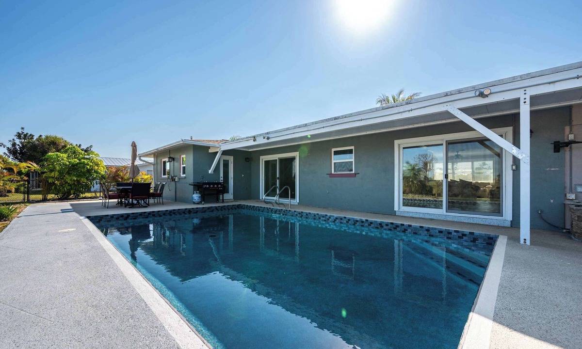 Oakland Hills House | Private 3BR Pool House in Quiet Golf Community