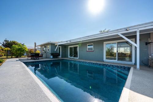 Oakland Hills House | Private 3BR Pool House in Quiet Golf Community