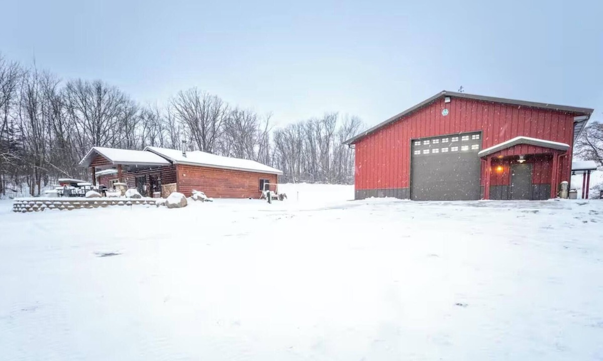 Sauk Centre House | Private 40-Acre Cabin + Indoor Pickleball & Trails