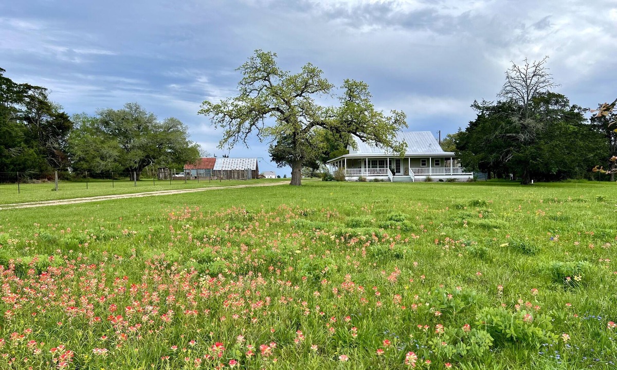 Round Top House | Private 5-acre Retreat Perfect For Weddings, Family Reunions & Corporate Events!
