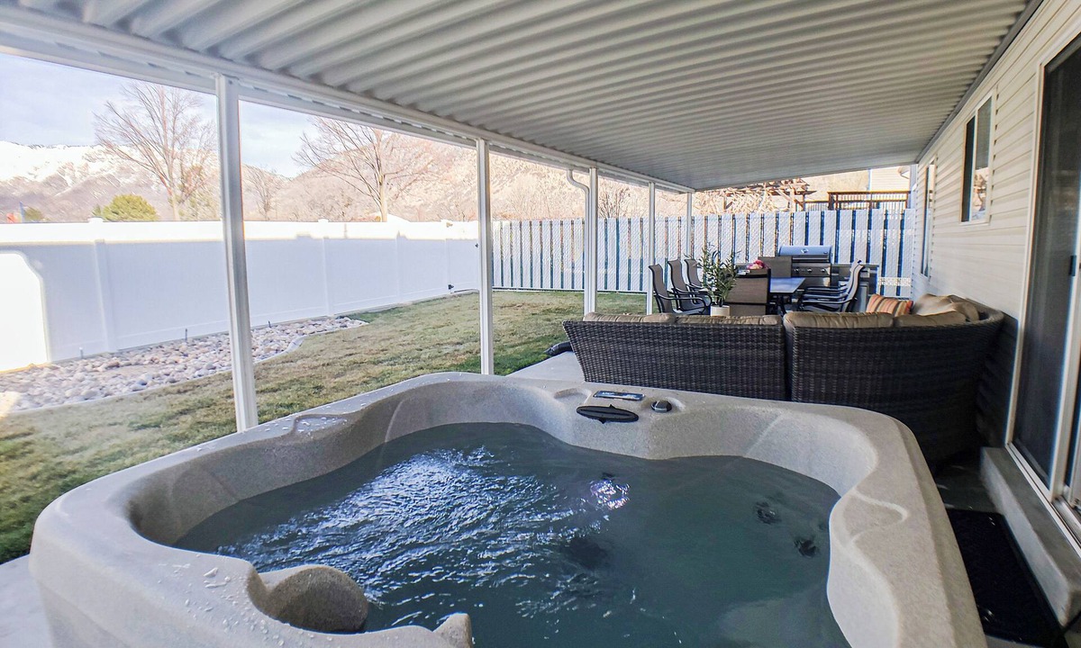 Ogden House | Private 6 Bd Gem w View+25Min to Snowbasin+Fenced Yard+Spa+Sleeps 12+Fiber Wifi!