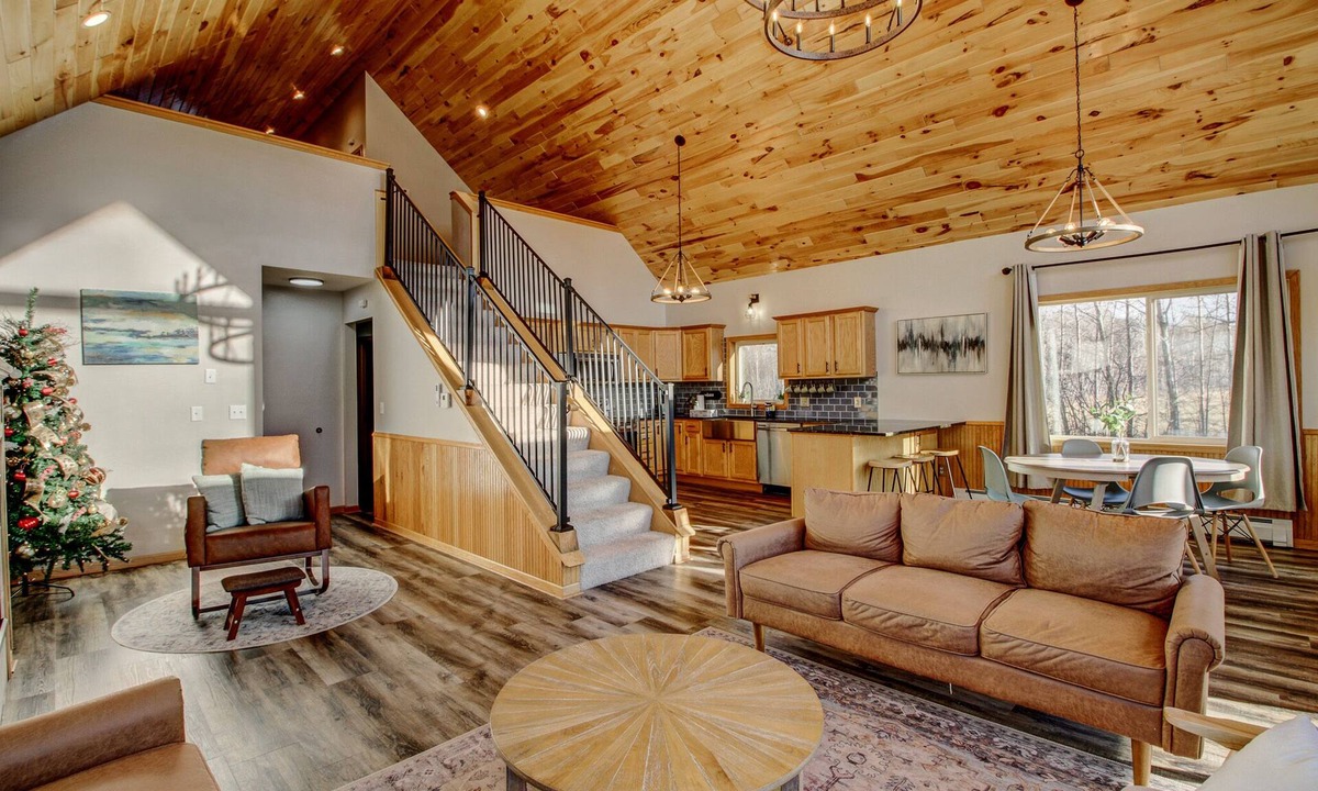 Lakeview Cabin | Private - 7 bed 3 bath Lake Cabin +Hot Tub +Dock +2 Pedal Boats +2 canoes +Sauna