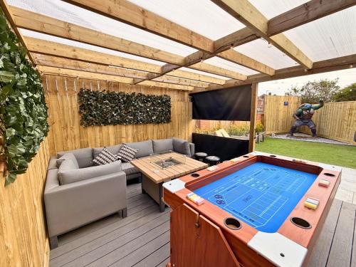 Newcastle-upon-Tyne House | Private All-Weather Hot Tub House, Fire Pit & Pool Table, Free Parking, Near City Centre, Great Transport Links