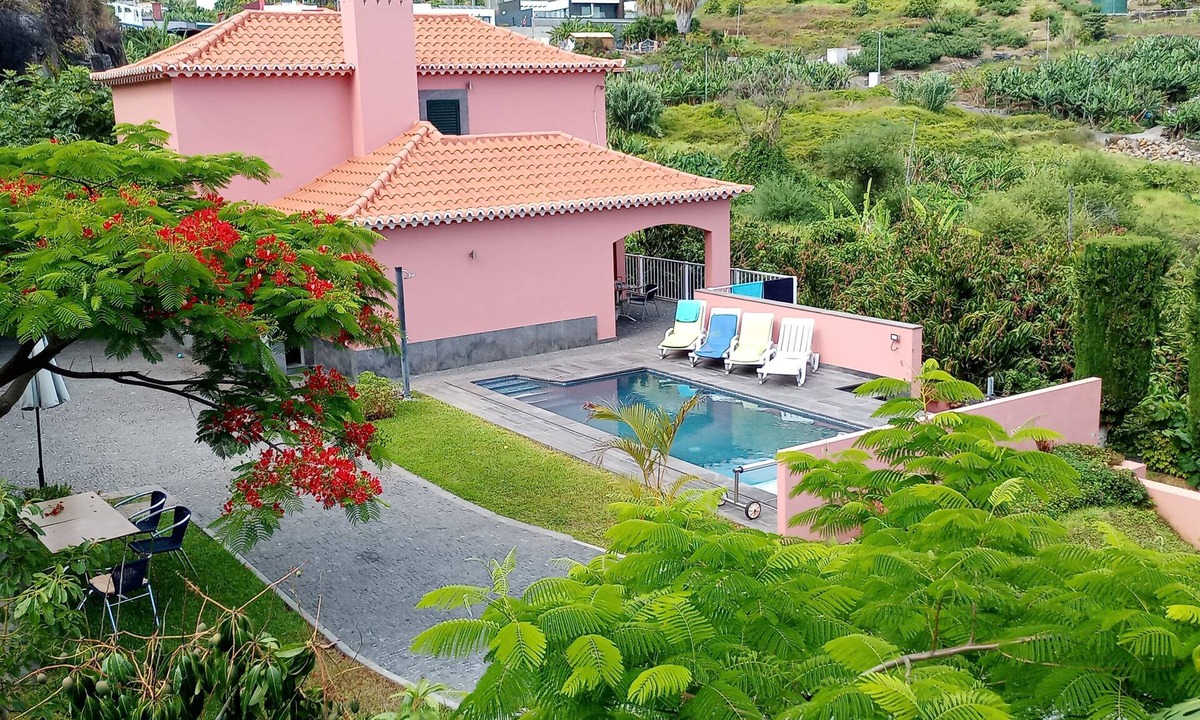 Tabua Villa | Private and heated swiming pool - Wi-Fi - Cable and Satelite TV - large garden