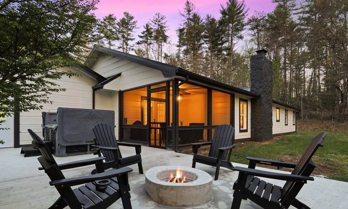 Dial House | Private and Peaceful~ Hot Tub~ Fire Pit~ Game Room