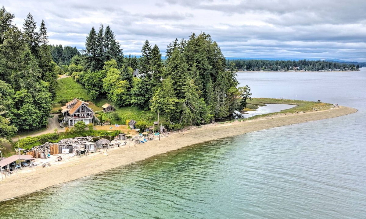 Allyn-Grapeview House | Private Beach Estate on Stretch Island w/Hot Tub! Pet Friendly!