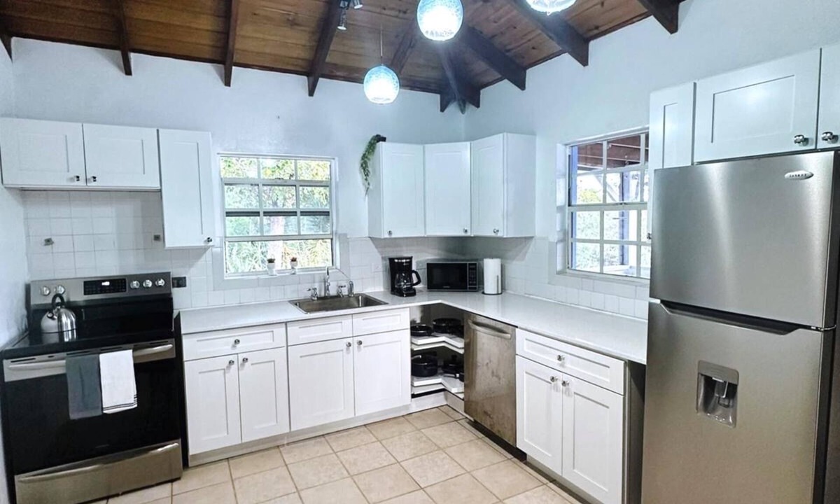 Ocean Point House | Private beach nearby