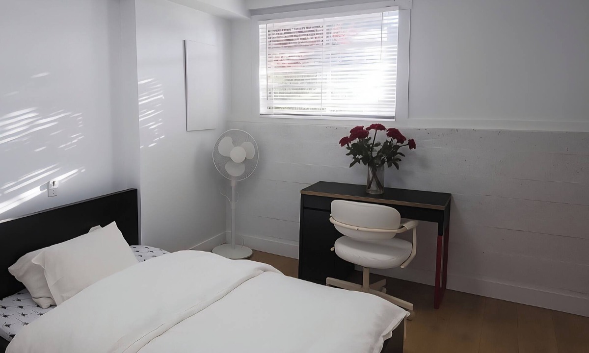 Delta Bed & Breakfast | Private bedroom (2) in shared suit