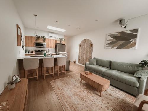 Central Okanagan House | Private Boho Tiny Home - Lakes, Wineries, Hike, Ski