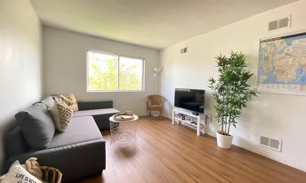Queens Apartment | Private BR, BA,KIT&LR Near Beach/JFK/UBS/Subway