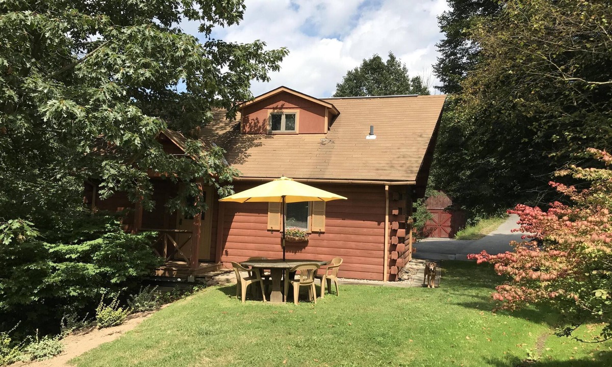 Bairdford Cabin | Private Cabin, clean, 20 Min. from downtown Pittsburgh, 1 brm +. loft sleeps 6