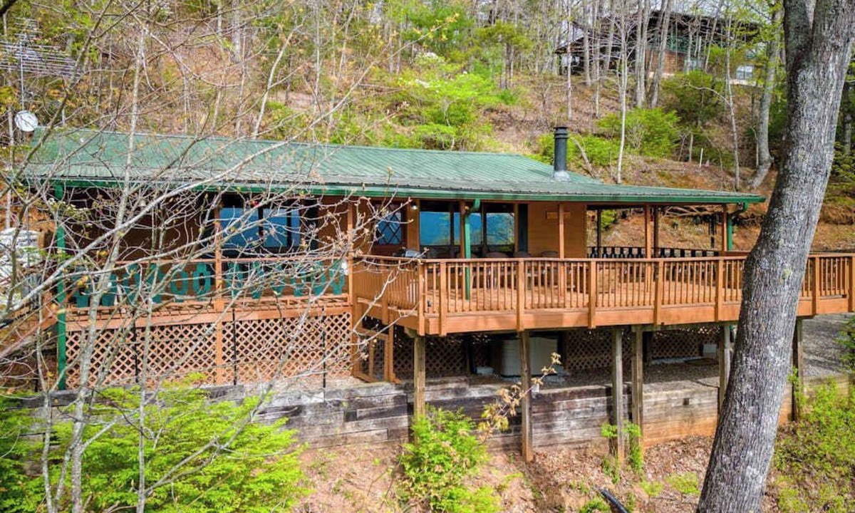 Franklin House | Private cabin with breathtaking mountain view, large deck, fireplace & firepit