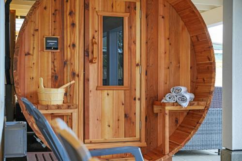 Dollarton House | Private Cedar Sauna Retreat - Kitchenette, King Bed, Spa Bath - Deep Cove