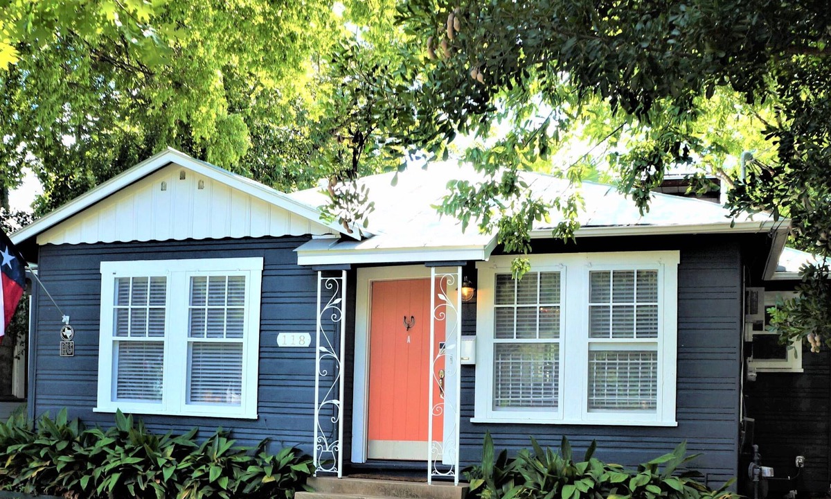 Southtown House | PRIVATE & CLEAN- WALK the RIVERWALK/ALAMO. Highly desirable Southtown location!