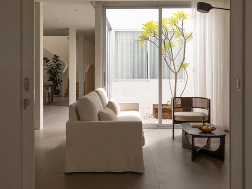 Wua Lai House | Private Contemporary House near Old Town