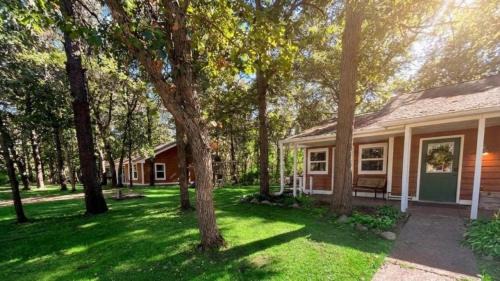 Brainerd Villa | Private Cottage Cabin Brainerd Retreat Sleeps 13