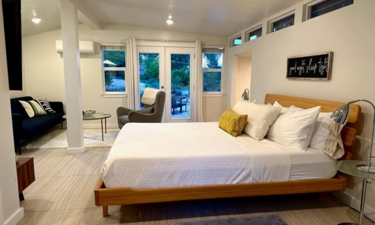 Carmichael House | Private Cottage · Cal King · Mid-Century Modern · Garden